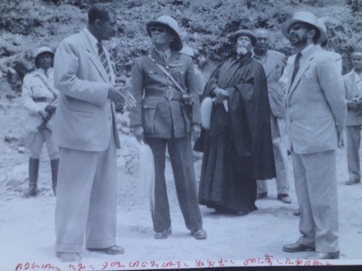 ቀዳማዊ ኃይለሥላሴ ንጉሠ ነገሥት (በስተቀኝ) እና አቶ መኮንን በስተግራ የአባ ሳሙኤል ተርባይኖች ምረቃ ላይ 1935 ገደማ