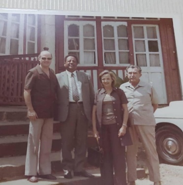 አቶ ደበበ ከልጅነት ባልንጀራቸው እና አንድ ማንነታቸው ያልታወቀ እንግዳ ጋር